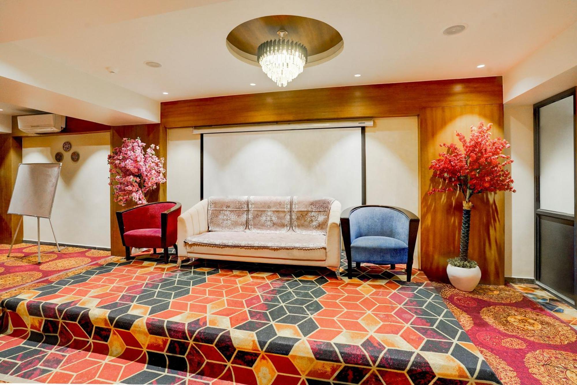 Palette- Siddharth Inn Гандинагар Екстериор снимка