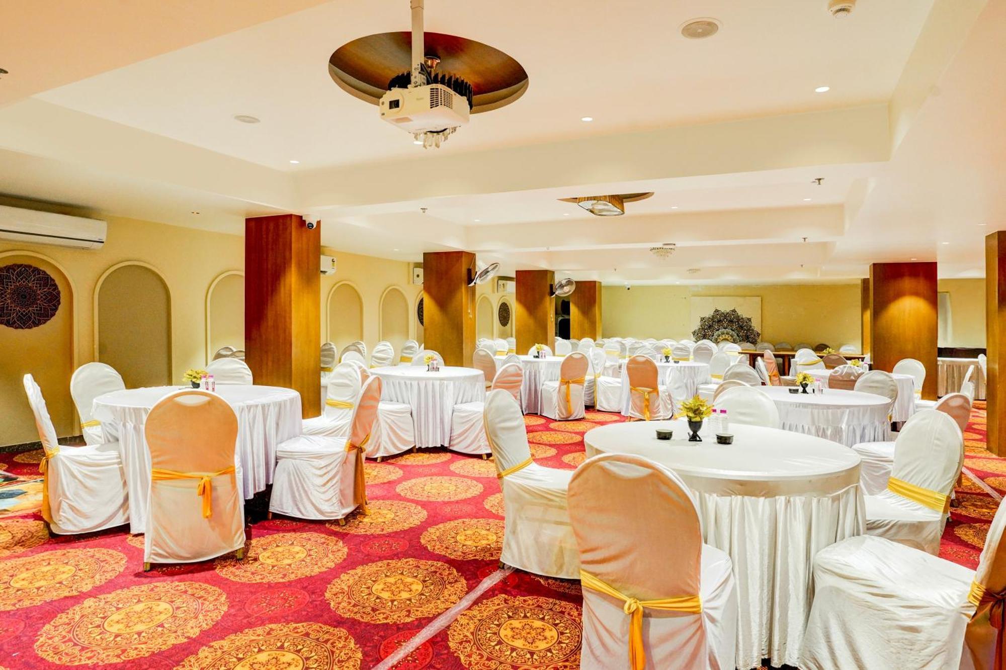 Palette- Siddharth Inn Гандинагар Екстериор снимка