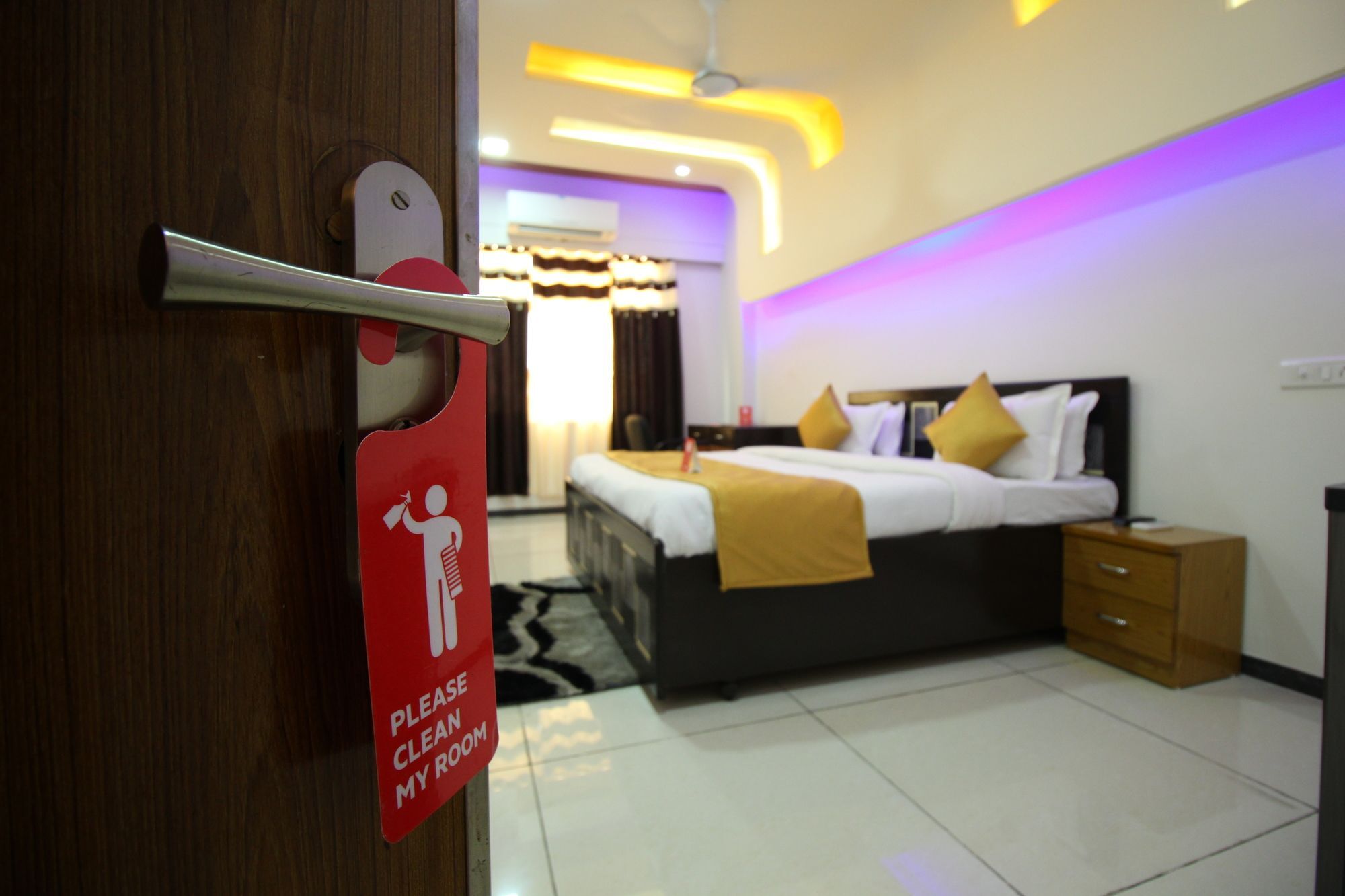 Palette- Siddharth Inn Гандинагар Екстериор снимка