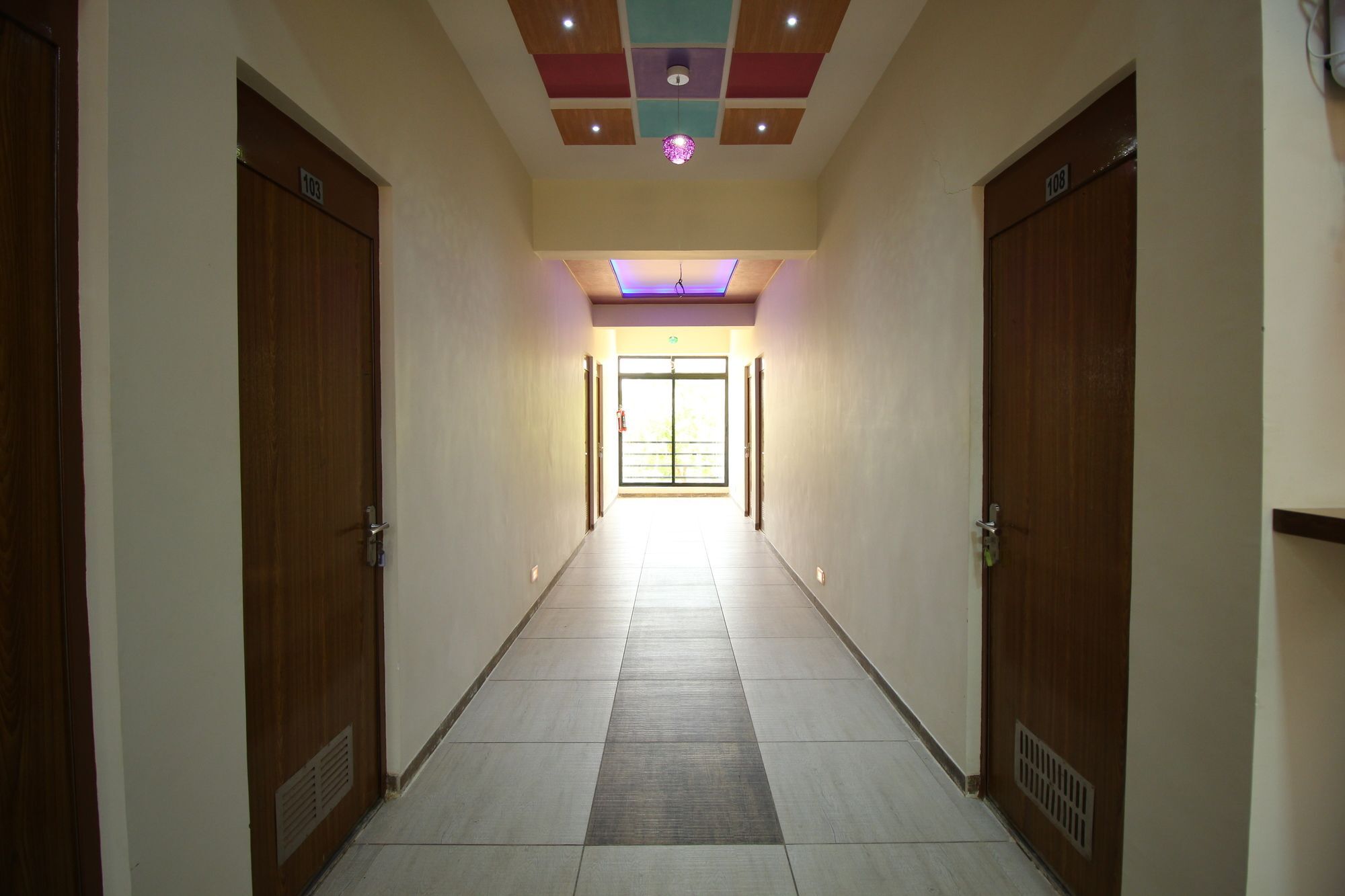 Palette- Siddharth Inn Гандинагар Екстериор снимка